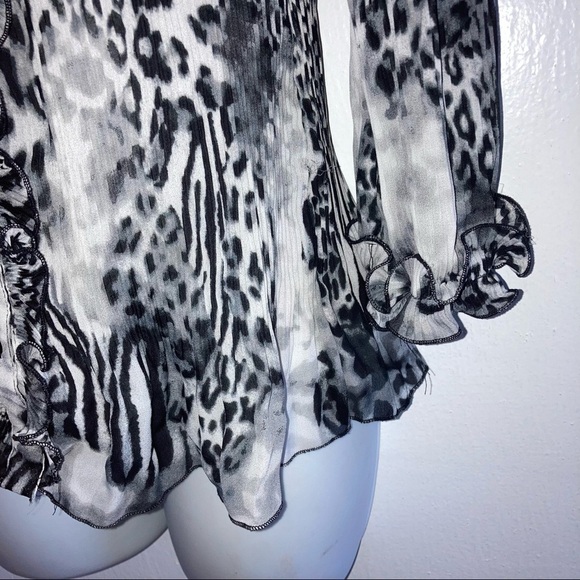 Sioni Crinkle Poly Ruffle Front Animal Print Top M Black White Gray - Picture 6 of 7